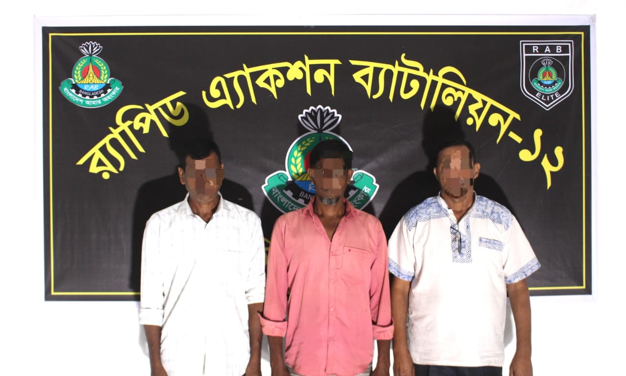 সিরাজগঞ্জে র‌্যাবের অভিযানে কষ্টি পাথরের শিবলিঙ্গসহ তিন পাচারকারী গ্রেফতার